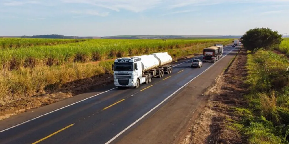 Caminhão trafega BR-153, entre Santo Antônio da Platina e Jacarezinho