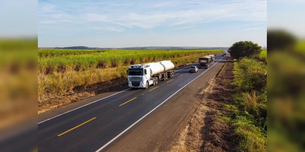 Caminhão trafega BR-153, entre Santo Antônio da Platina e Jacarezinho