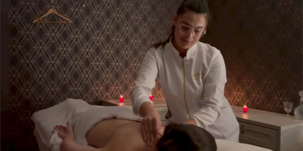 Espaço de Beleza oferece um verdadeiro ‘spa’ na cidade. Neste fim de ano, há a oferta de vouchers de combos de beleza, para presentear no Natal, como escalda pés e massagem relaxante