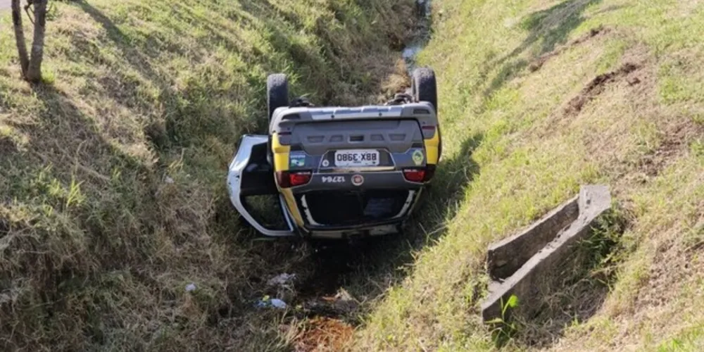 A viatura capotou e caiu em uma valeta no bairro Cidade Industrial de Curitiba