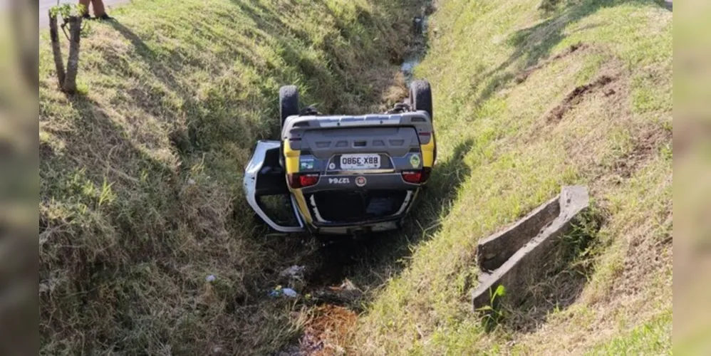 A viatura capotou e caiu em uma valeta no bairro Cidade Industrial de Curitiba