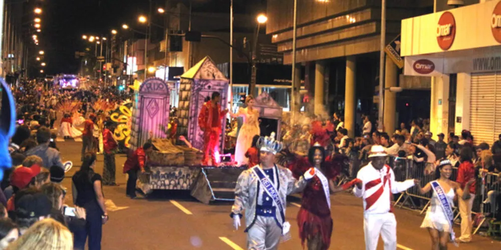 Até a terça-feira(13) a folia contará com desfiles de blocos e escolas de samba, matinês, concurso de fantasias, escolha da Rainha do Carnaval e do Rei Momo