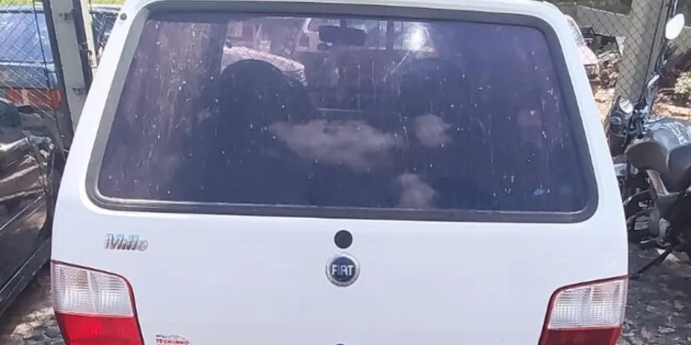 Segundo a PM, uma denúncia via 190 informou sobre um veículo que estaria abandonado em via pública, na Rua Santa Rita Durão