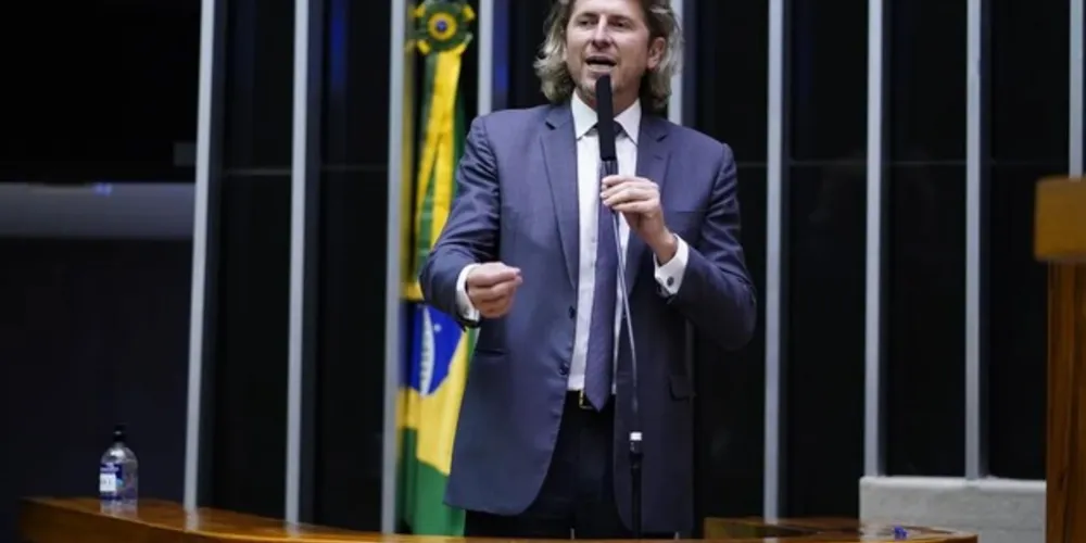 O parlamentar disse que os invasores “foram agressivos” e levaram pertences de sua mãe