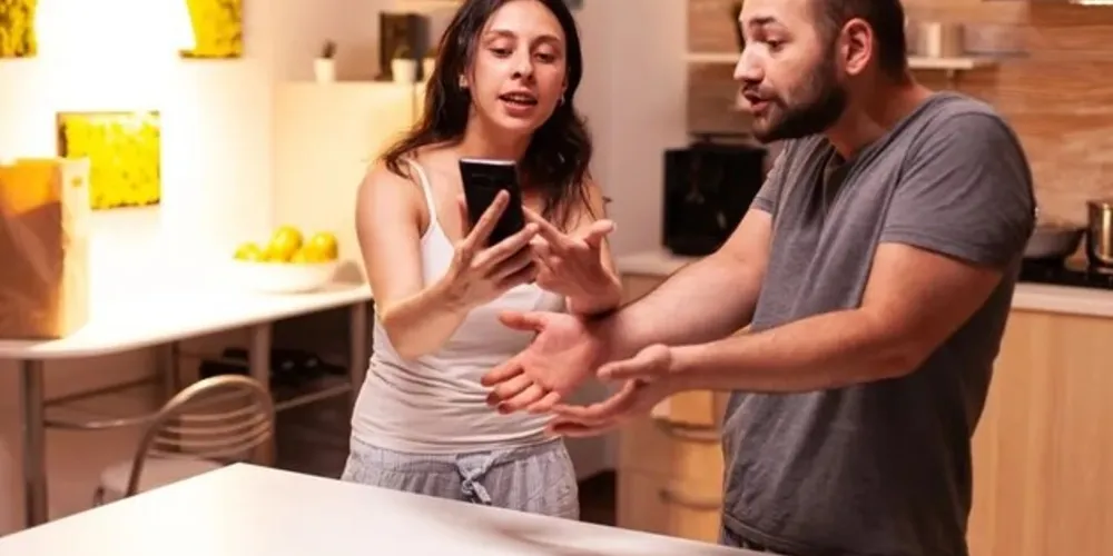 A mulher, de 23 anos, e o parceiro, de 26, estavam juntos há um anoa mulher, de 23 anos, e o parceiro, de 26, estavam juntos há um ano