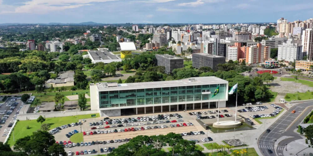 Centro Cívico de Curitiba onde estão os edifícios do Tribunais de Justiça, Tribunal de Contas, Palácio Iguaçu, Palácio das Araucarias, Assembléia Legislativa, Museu Oscar Niemeyer e a Praça Nossa Senhora de Salette