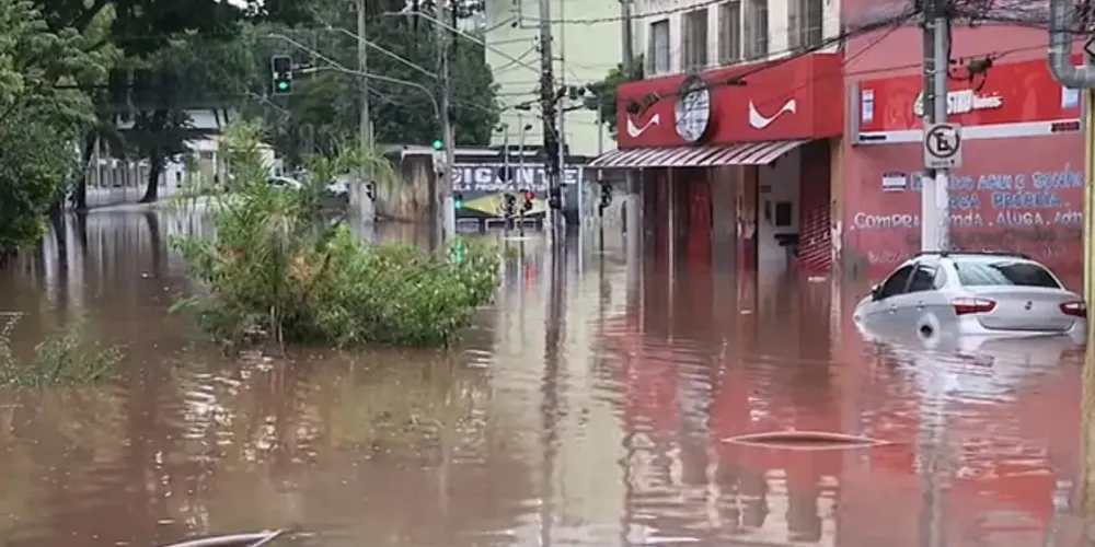 Segundo a Defesa Civil, o acumulado de chuvas chegou a 150 milímetros em algumas áreas.
