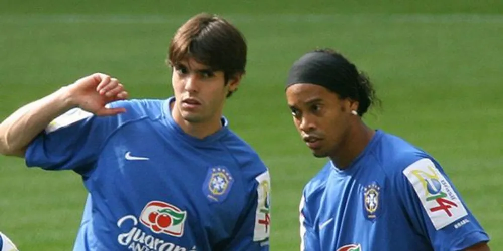 Ronaldinho Gaúcho e Kaká defendendo a seleção brasileira em busca de um novo título