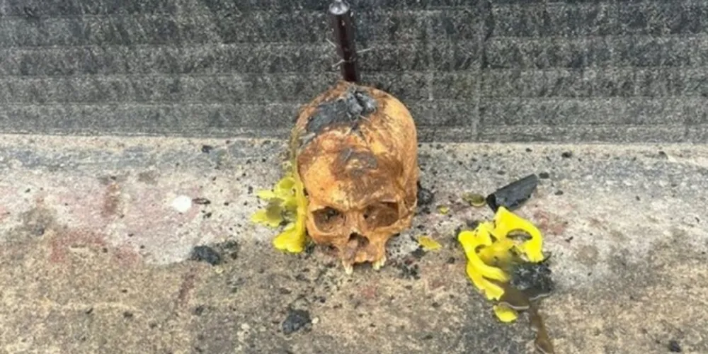 O crânio deixado próximo ao estabelecimento comercial passou por análise pericial, sendo constatado ser humano