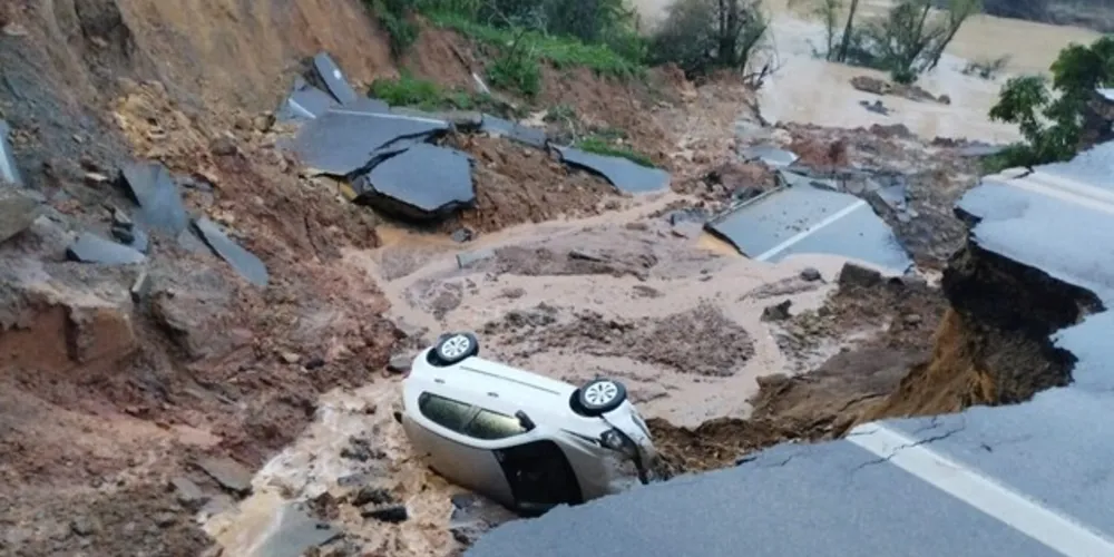 Cratera se abriu no km 143 da BR-470