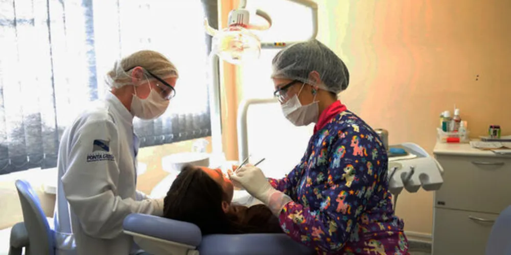 A falta de higiene bucal e a diminuição de saliva podem contribuir para o aumento das bactérias que causam o problema