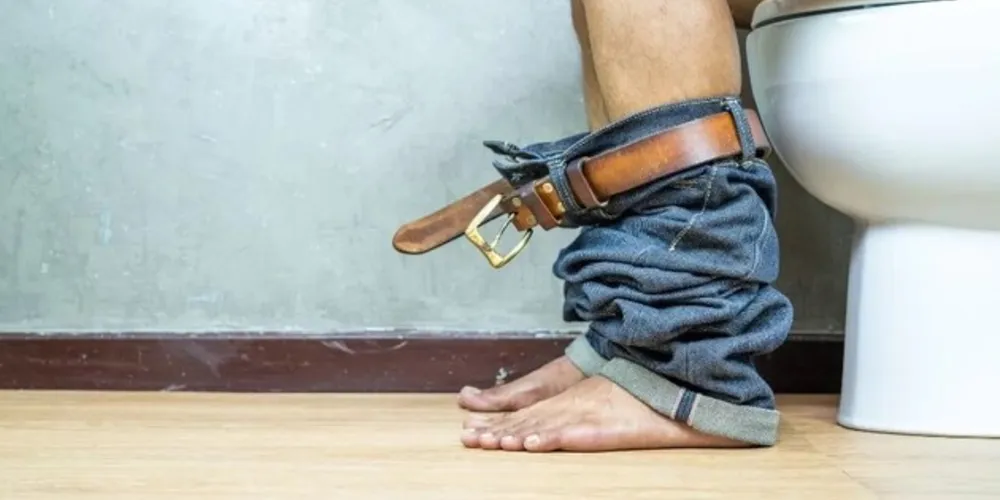 Os sintomas da condição geralmente se manifestam de maneira rápida e intensa