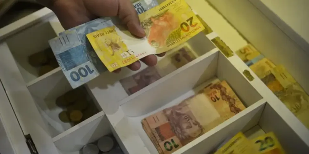 O projeto de lei do Orçamento de 2024 estimava salário mínimo de R$ 1.421