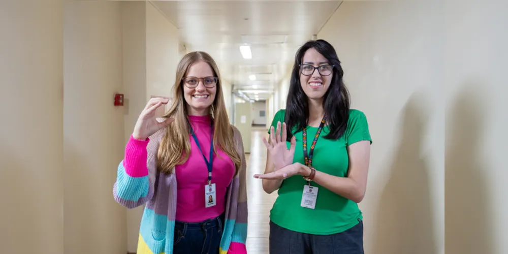 Na foto, Katherine Fischer, professora bilíngue surda e Jéssica Bonato, intérprete e tradutora de libra