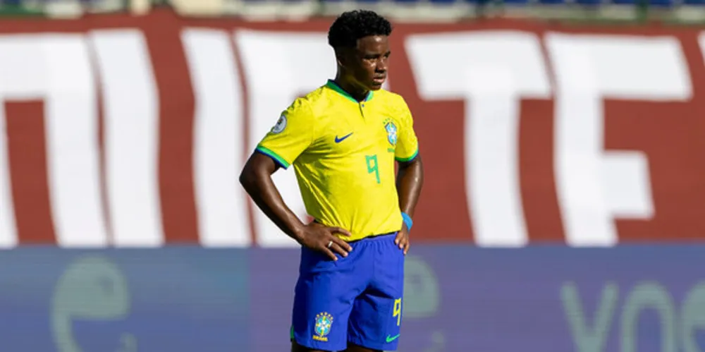 Na cobrança da penalidade, o atacante do Palmeiras finalizou à meia altura para a defesa do goleiro paraguaio