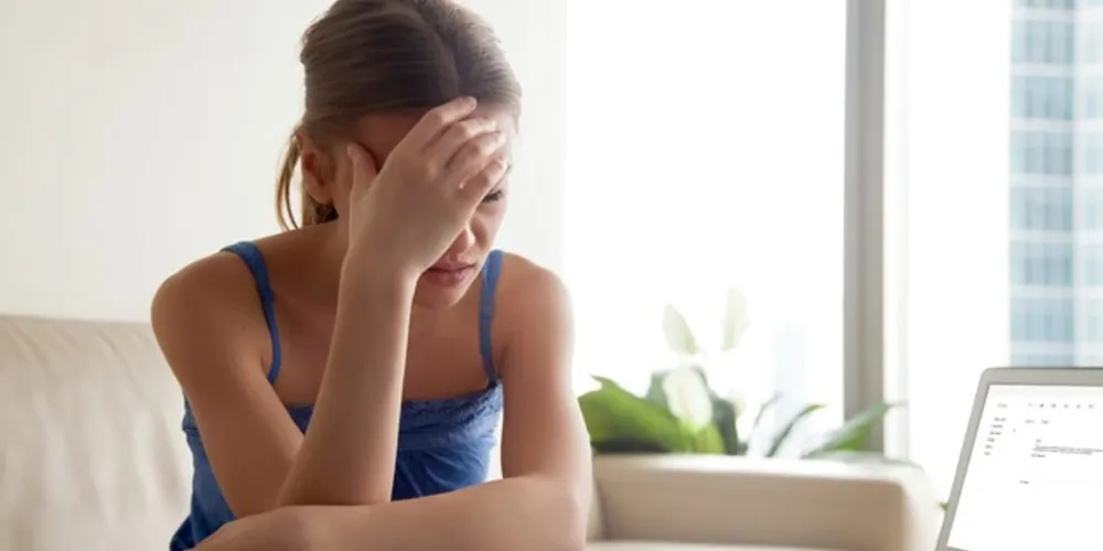 As dores de cabeça decorrentes da desidratação podem ser identificadas pela demora no alívio da dor