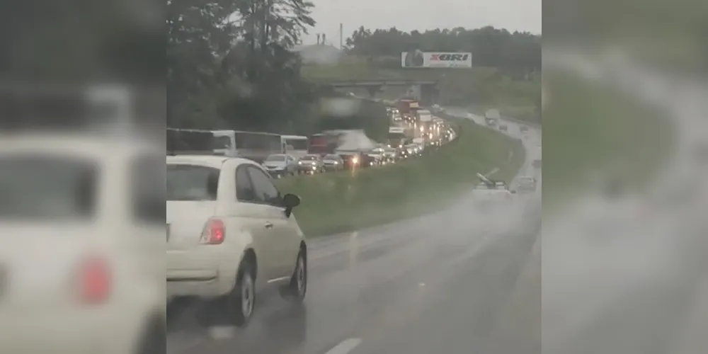 Fluxo de veículos é intenso sentido Curitiba a Ponta Grossa, neste sábado (23)