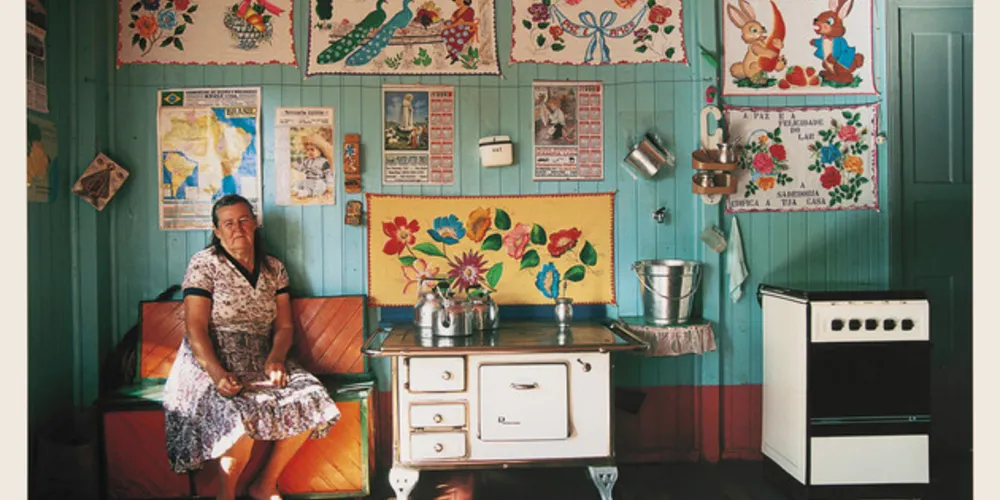 A exposição tem curadoria da professora e pesquisadora Galciani Neves e apresenta mais de 100 obras.