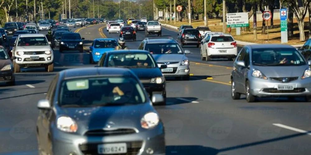 A não utilização dos faróis baixos configura uma infração média, sujeita a multa de R$ 130,16 e a 4 pontos na carteira de habilitação