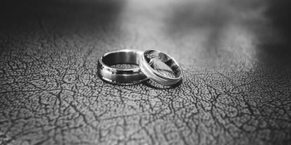 A mãe da adolescente e o padrasto dela foram presos durante uma operação da polícia