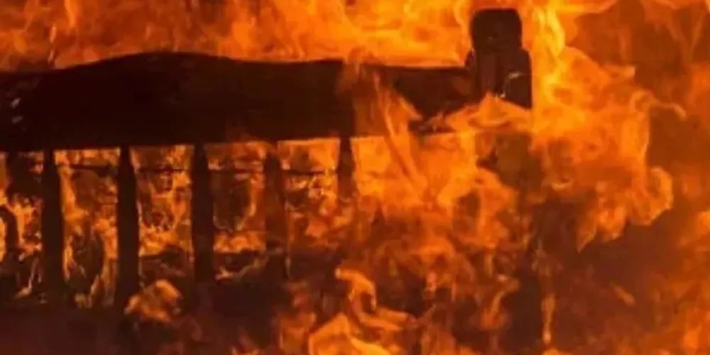 Os policiais militares constataram que havia forte cheiro de fumaça na casa e também que alguns cômodos apresentavam resquícios do incêndio