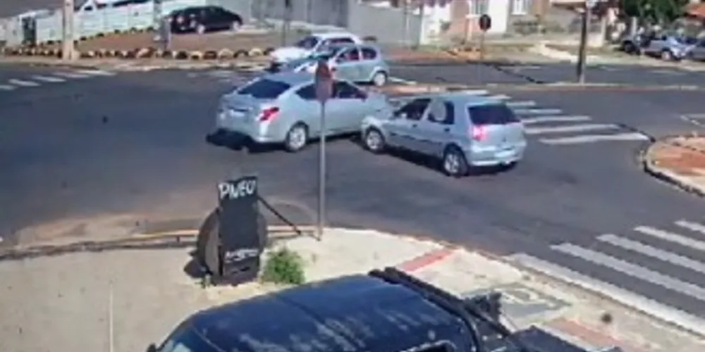 Imagem ilustrativa da imagem Câmera flagra batida entre carros próximo ao Lago; veja vídeo