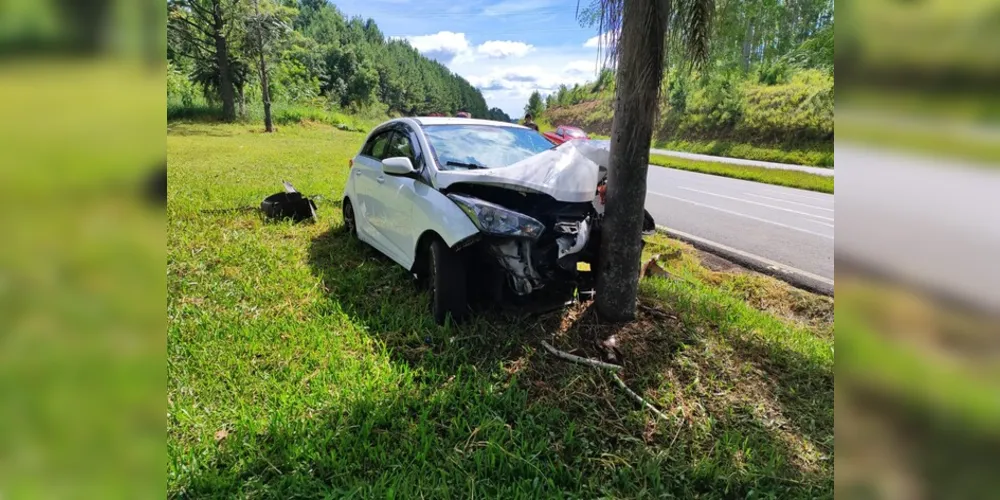 Carro bateu em uma árvore em Jaguariaíva. Policia foi acionada às 08h40 desta terça-feira (26)