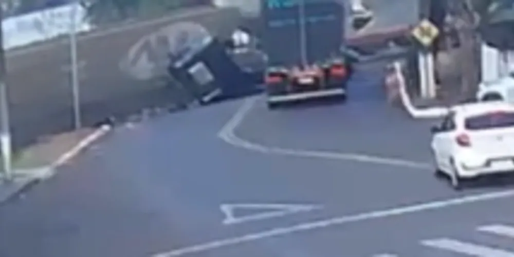 O motorista conseguiu sair do veículo após o acidente.