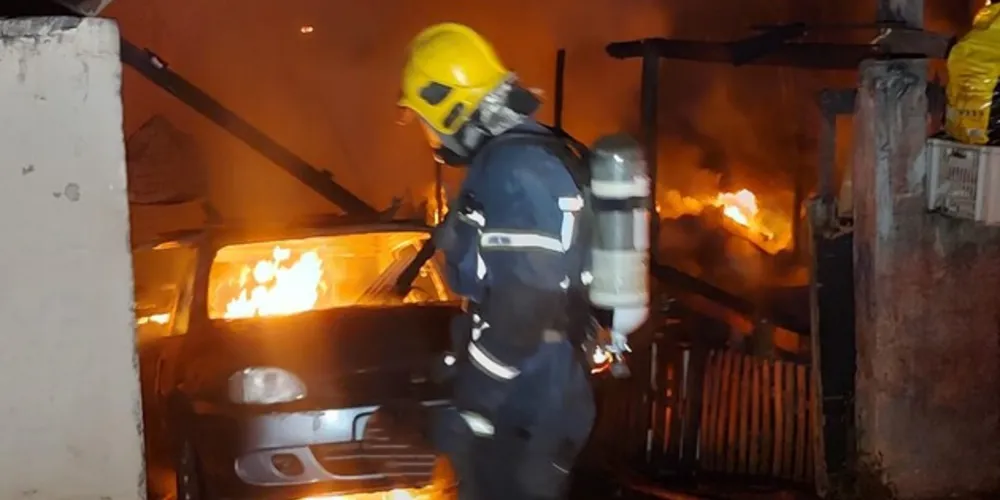Incêndio aconteceu na noite desta quarta-feira (07)