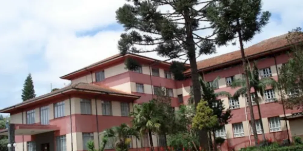 Local foi interditado pela Defesa Civil após rachaduras nas paredes