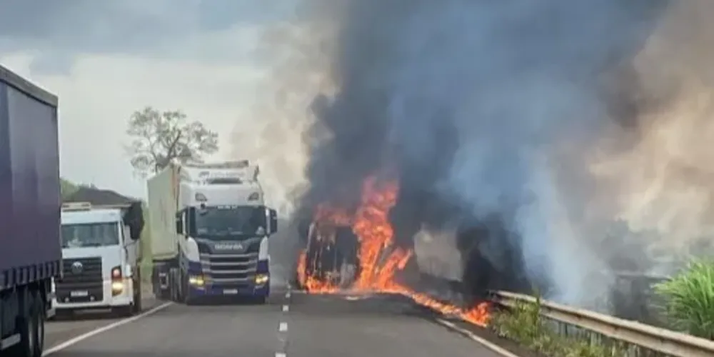 Imagem ilustrativa da imagem Caminhoneiro morre em grave acidente na BR-376