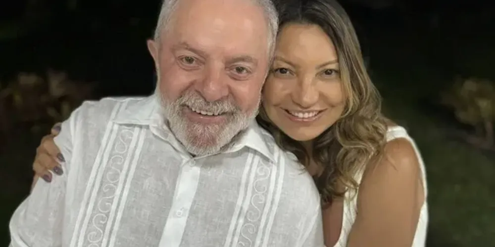 Na virada do ano, a primeira-dama Janja publicou uma foto ao lado de Lula que passou a folga de fim de ano na ilha Restinga de Marambaia, no Rio de Janeiro.