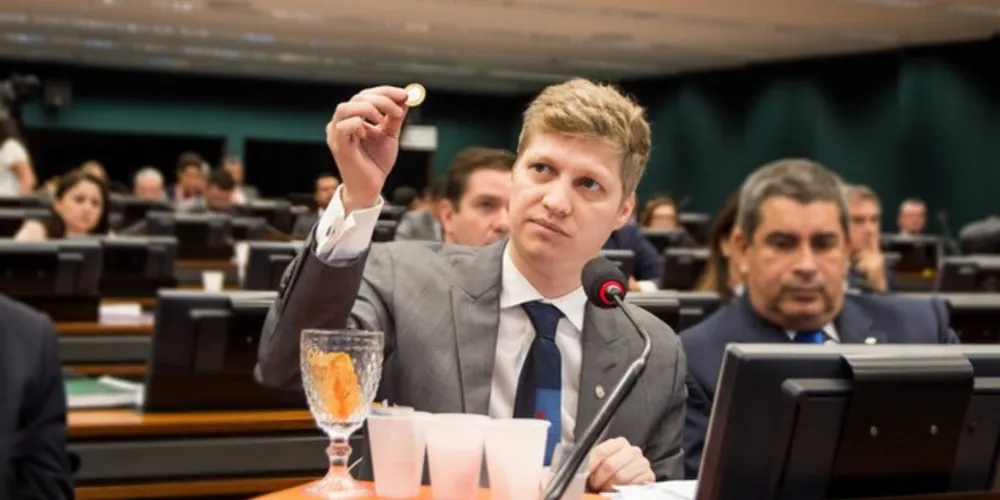 Marcel é cientista político e jornalista