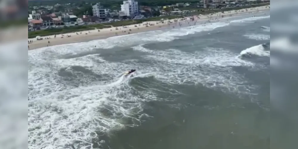 Após uma hora de buscas feitas neste sábado (6) e devido às condições do mar, as buscas foram encerradas e retomadas na manhã de hoje (7).