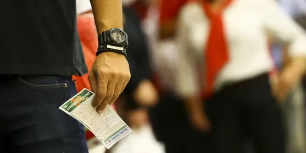 O jogo simples da Mega-Sena, com seis dezenas, custa R$ 5