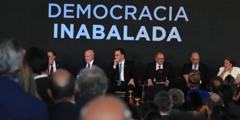 Ministro participou do ato em defesa da democracia, no Congresso