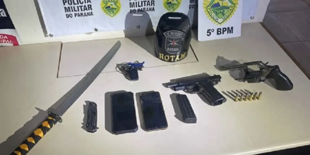 Os agentes encontraram uma pistola .380, um revólver calibre 38, munições, canivete e uma espada katana com o autor do crime