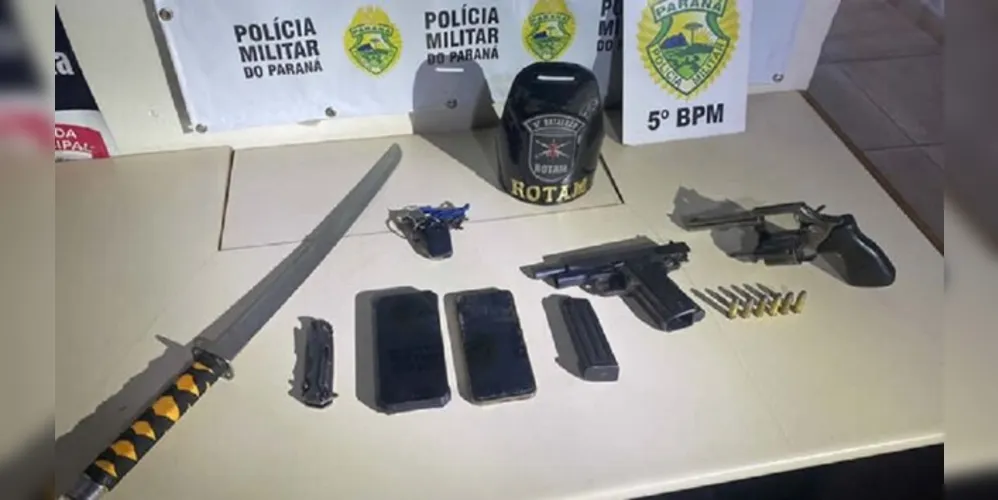 Os agentes encontraram uma pistola .380, um revólver calibre 38, munições, canivete e uma espada katana com o autor do crime