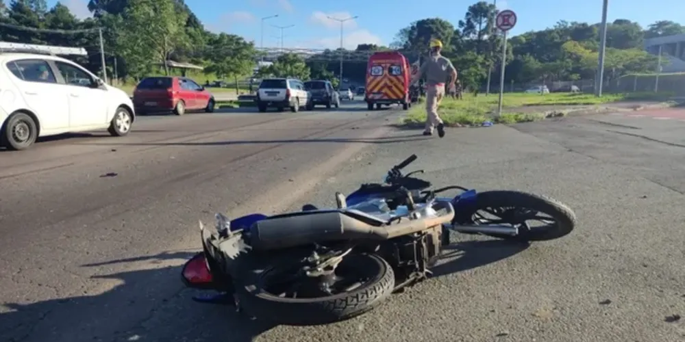 Motorista da carreta chorou ao saber do óbito e precisou ser acalmado pelos socorristas.
