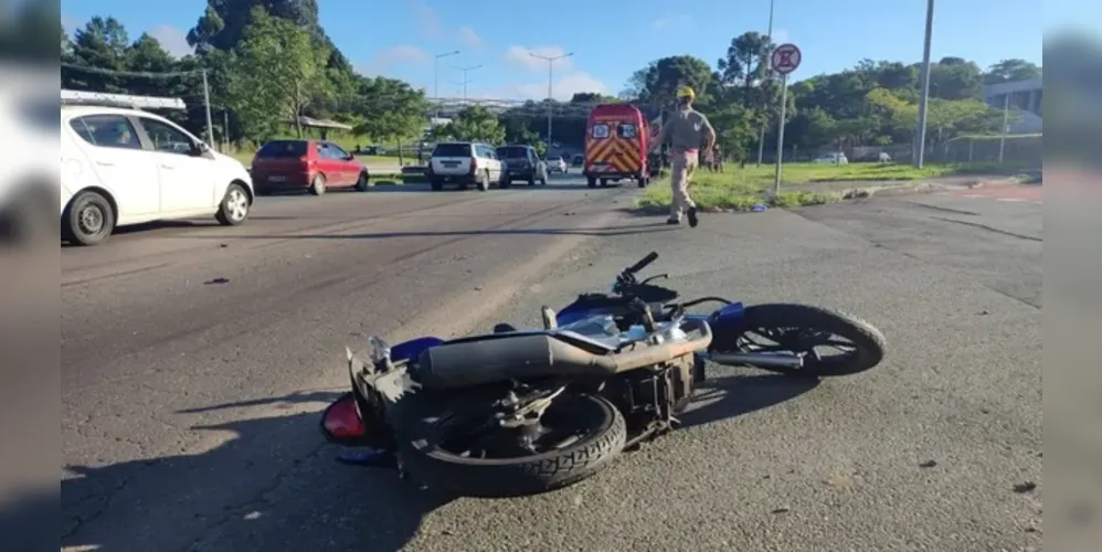 Motorista da carreta chorou ao saber do óbito e precisou ser acalmado pelos socorristas.