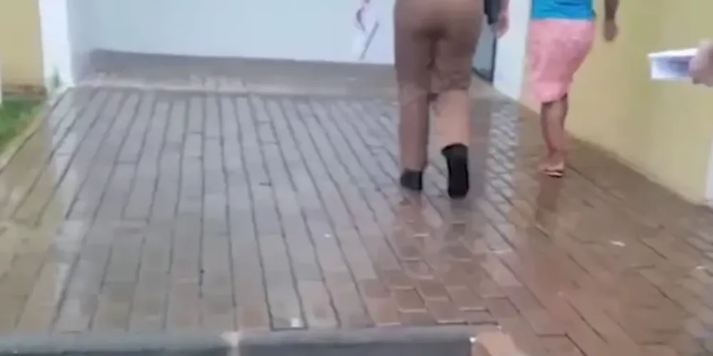 Mulher foi detida por abandono de incapaz e levada para a Delegacia de Polícia Civil de Cascavel.