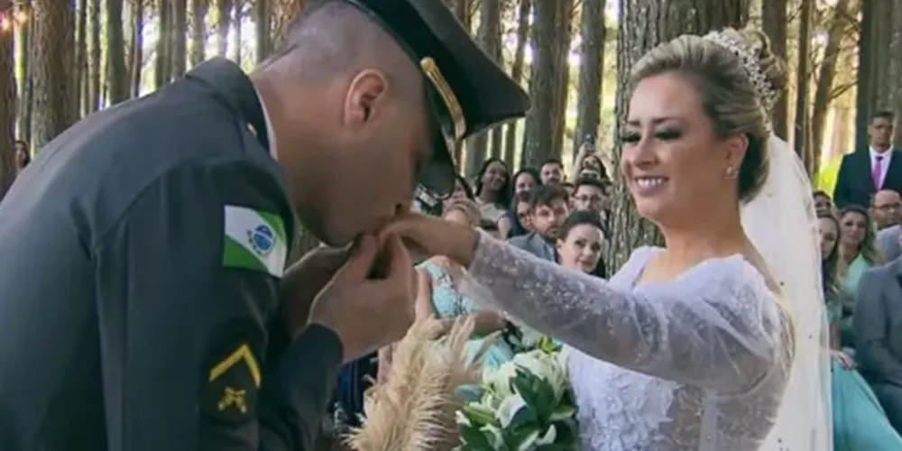 Caroline e o marido, Victor Schwantes, são policiais militares no Paraná e tinham acabado de sair do cartório quando viram a situação