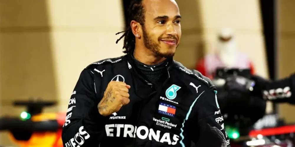 Hamilton tem contrato com a Mercedes até 2025.