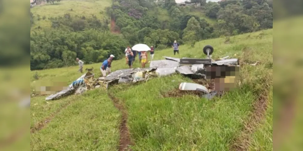 Avião ficou totalmente destruído.