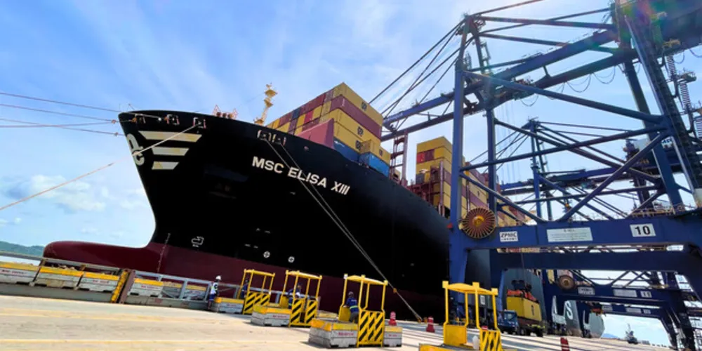 O navio vem dos Estados Unidos, faz atracação no Porto de Paranaguá, e segue para Singapura.