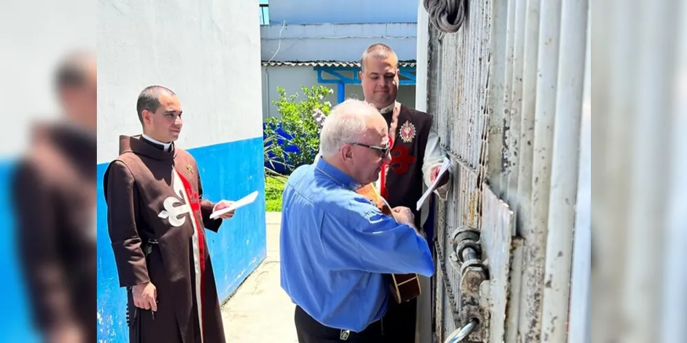 Agentes da Pastoral Carcerária, acompanhados do bispo Dom Sergio Arthur Braschi, visitam o presídio para rezar com os detentos a Novena de Natal