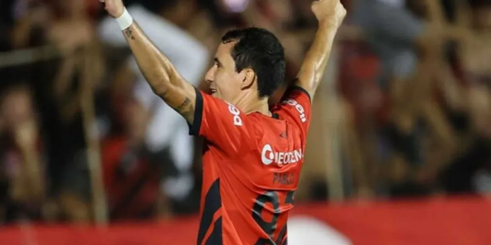 Pablo marcou o segundo gol do Furacão em uma cobrança de pênalti