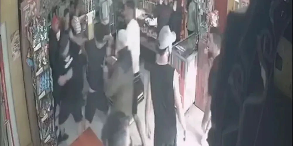 Confronto entre os torcedores aconteceu por volta das 8h30 e se estendeu para dentro do estabelecimento comercial.