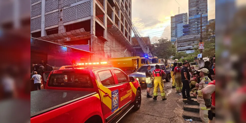 Bombeiros do Paraná ajudam a combater incêndio de grandes proporções no Paraguai