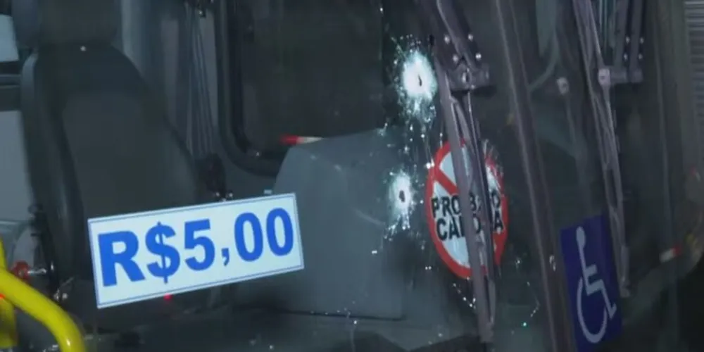 A Polícia Rodoviária Federal (PRF) foi chamada e vistoriou o veículo e prestou socorro aos passageiros